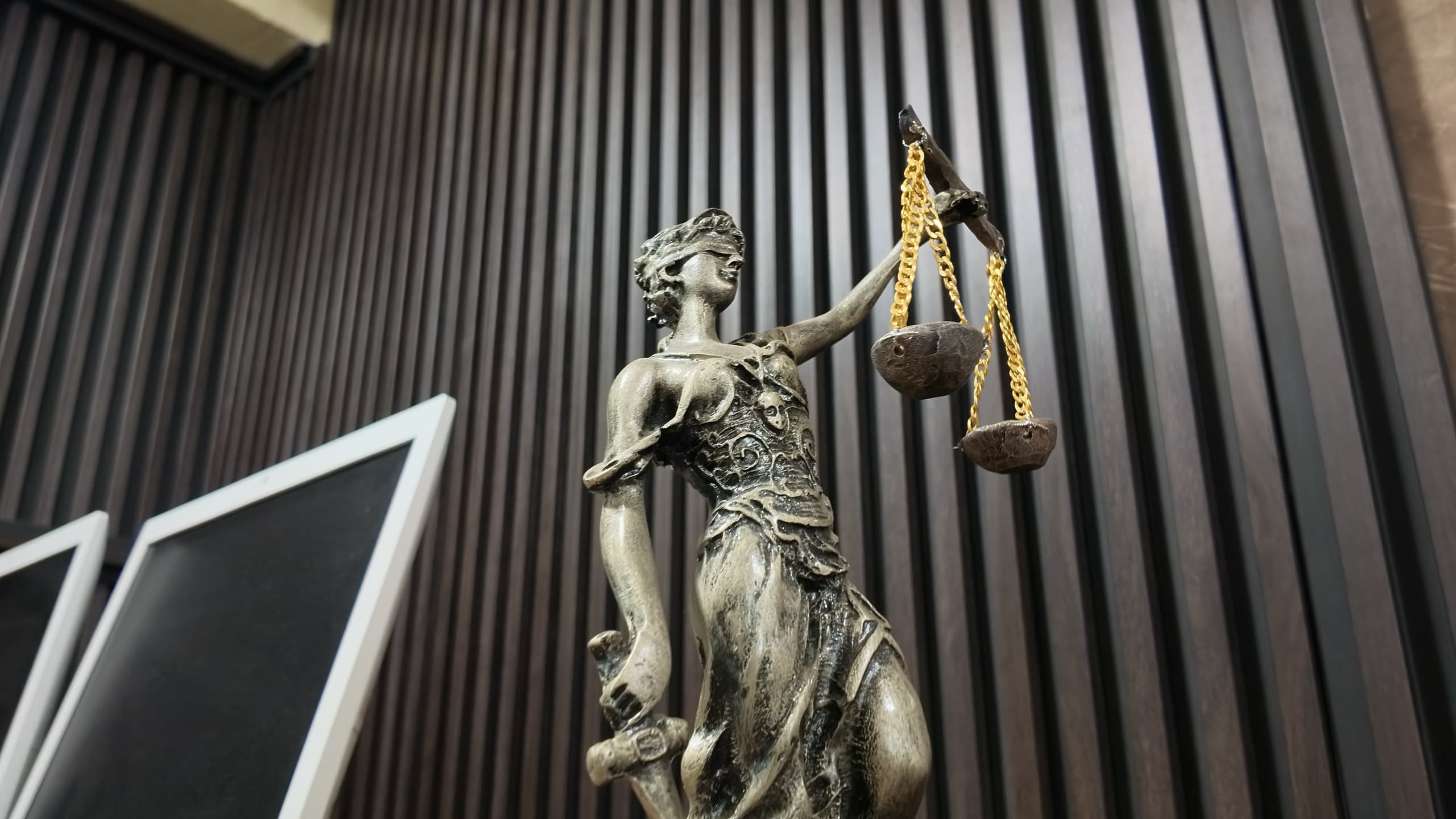 Escultura de la justicia en las oficinas de Corporativo Altamirano